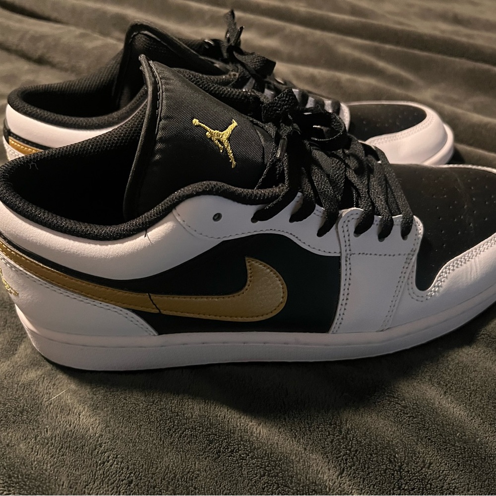 Nike Men's Black and Gold Sneakers